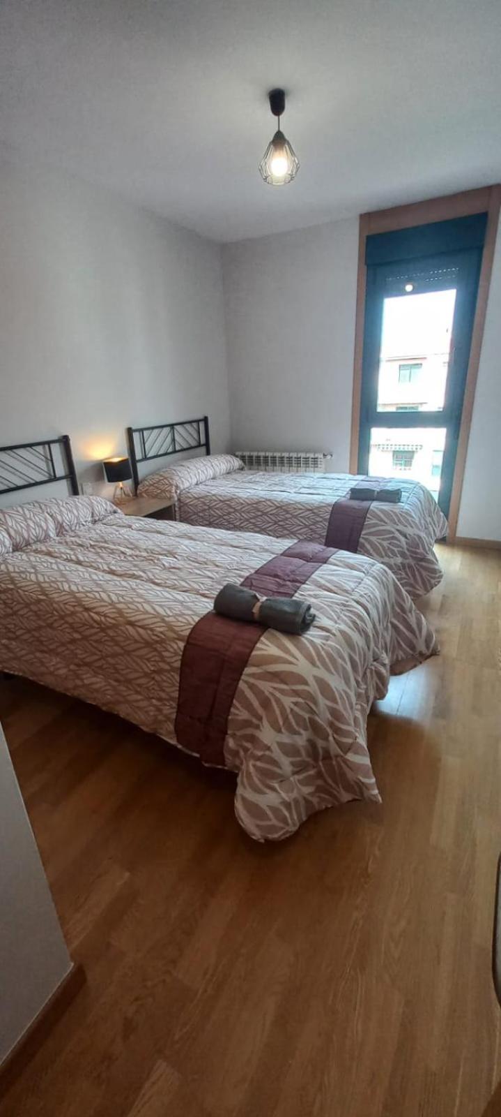 Con 2 Dormitorios, Garaje Y Terraza Junto A Apartment