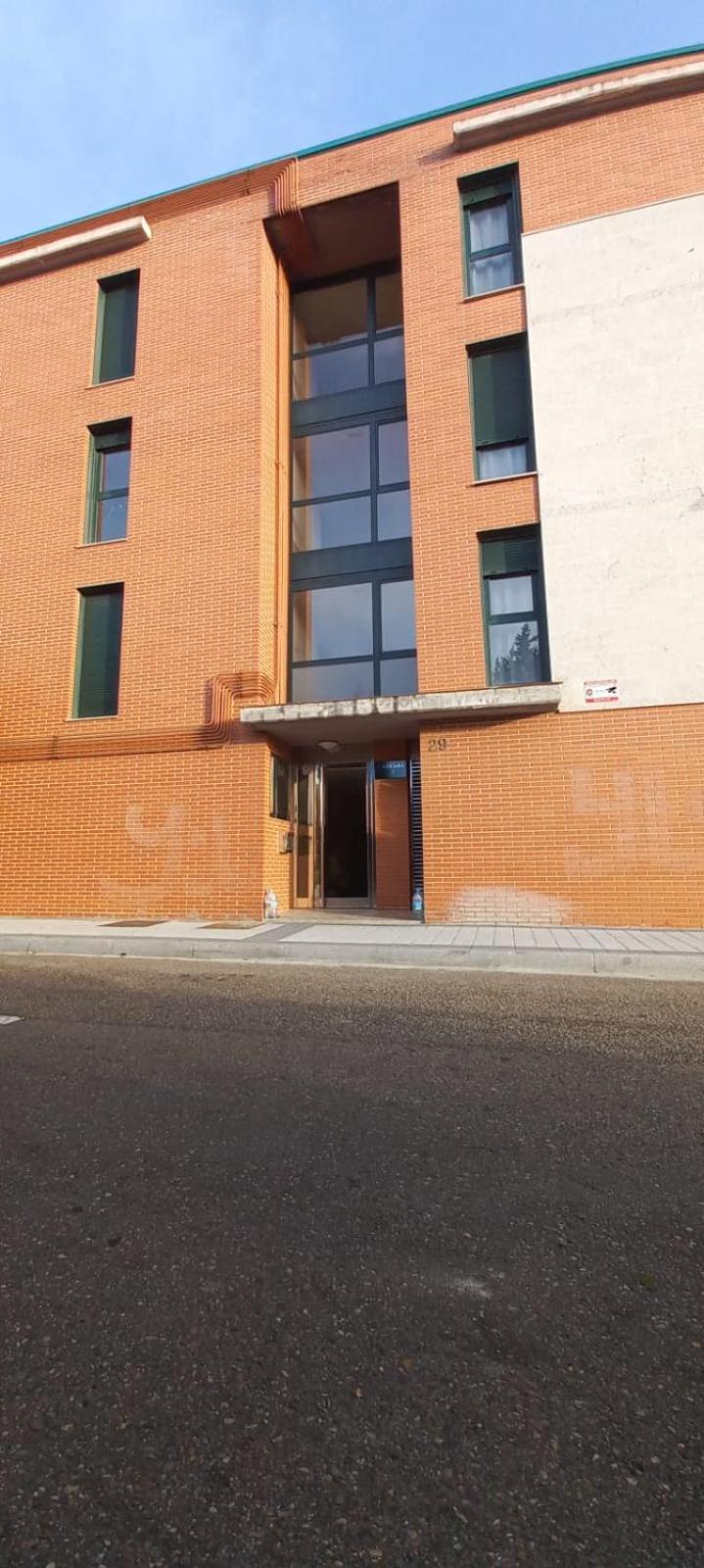 Con 2 Dormitorios, Garaje Y Terraza Junto A Apartament