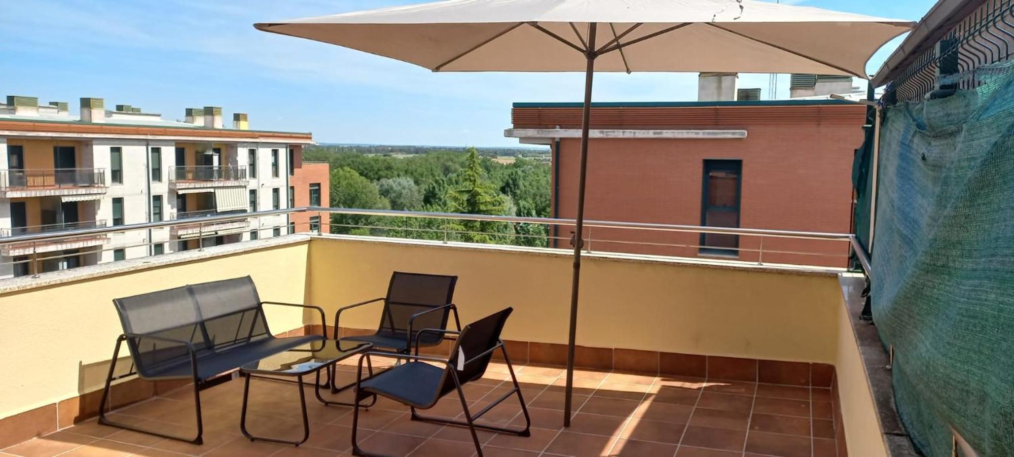 Con 2 Dormitorios, Garaje Y Terraza Junto A Apartament Valladolid