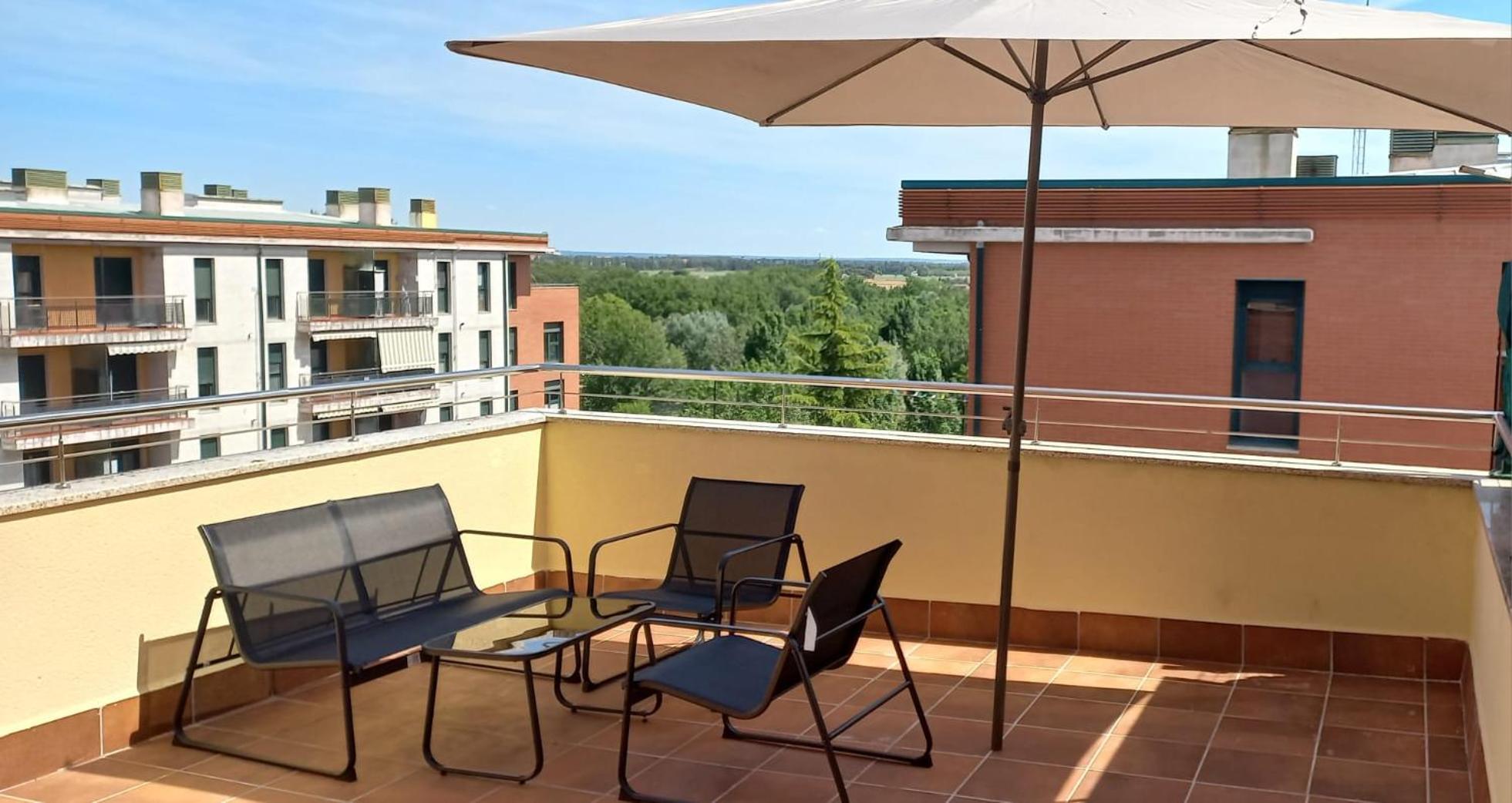 Apartment Con 2 Dormitorios, Garaje Y Terraza Junto A