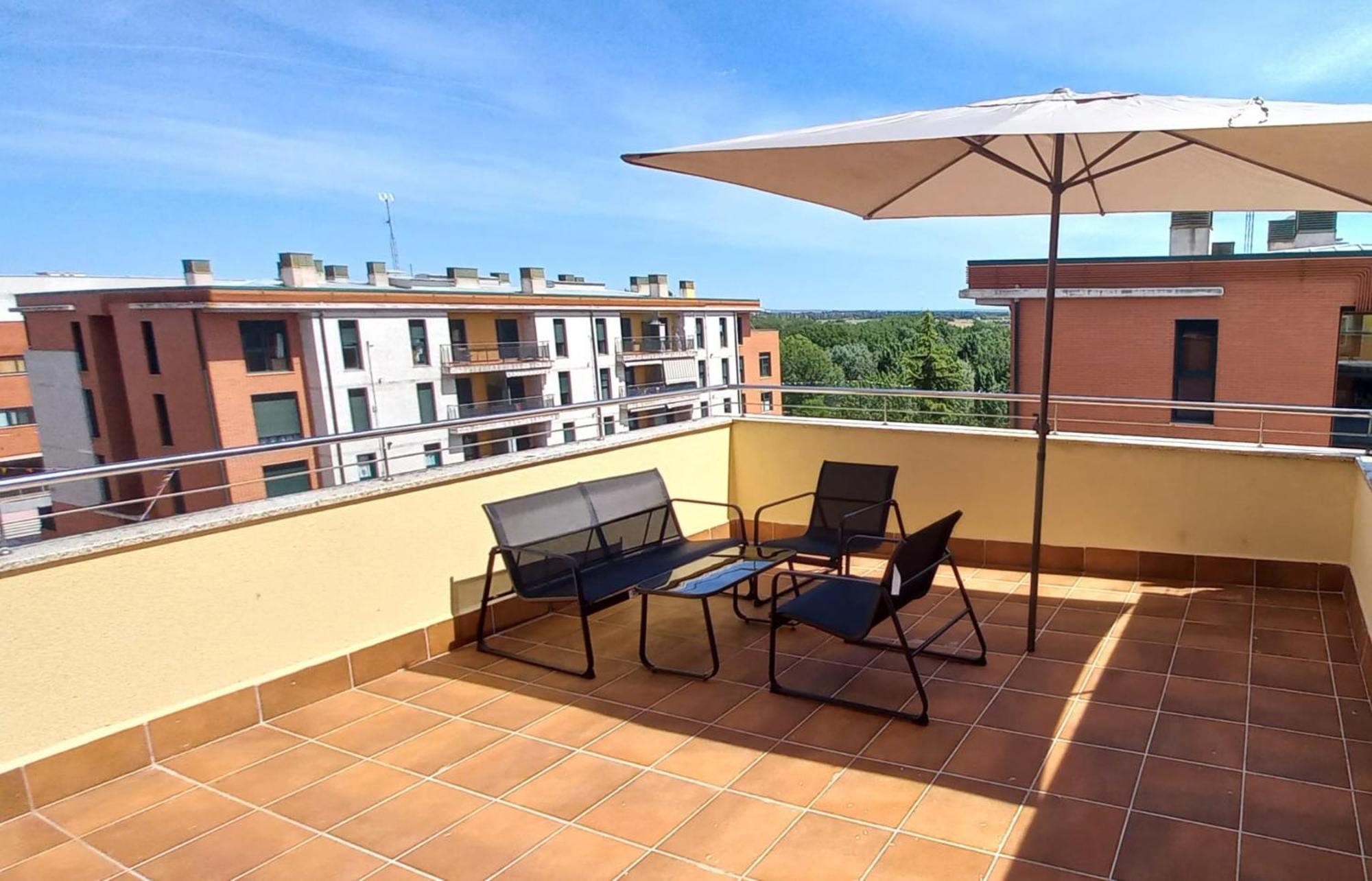 Con 2 Dormitorios, Garaje Y Terraza Junto A Valladolid